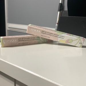 Clinique Airbrush concealer illuminates, perfects (fair 01 )  brand new 2 PCs.